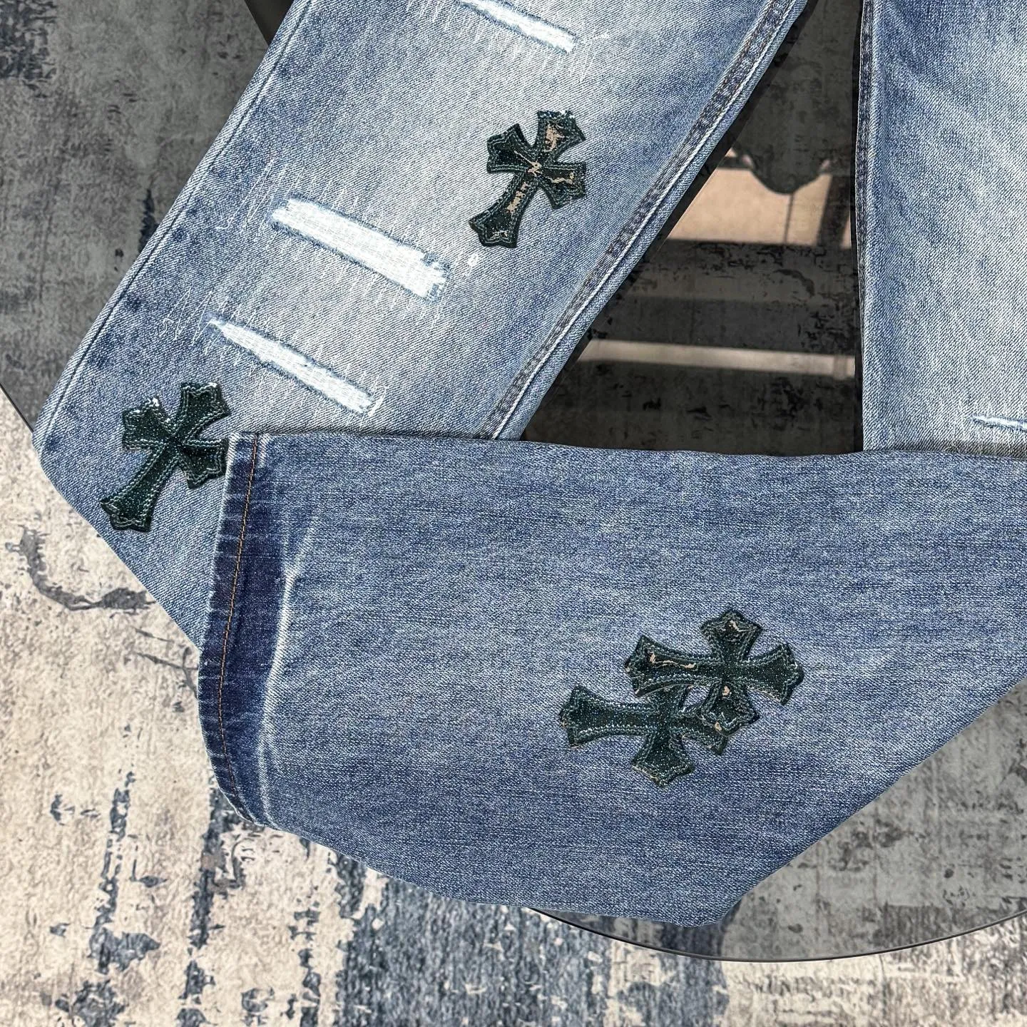 P280 Chromehearts washed blue ripped starry sky leather jeans adopt starry sky theme leather elements, mostly presented in the shape of a cross, with glitter on the leather surface. Unique design, simple and elegant details, exquisite workmanship, the entire trousers are neatly routed, and the details are in place! Ceiling-level jeans, a pair that is hard to find at the counter. About Zangyin, this is an extremely luxurious fashion brand that can also be called the aristocrat of the high street. It has always been an exclusive brand for some hipsters or the rich second generation. It is more luxurious and noble than ordinary high streets. It is more fashionable and individual than luxury brands. Top heavy industry fashion design has always been created in high street luxury style. Speaking of this style, Zangyin family and GU family are definitely the leading representative brands, especially the Zangyin family's creation of high street style. It has really achieved a state-of-the-art effect. The color system of this model is made of unique washed materials. It is already quite eye-catching. It is decorated with pink patchwork cross flowers, which cleverly highlights the charm of the brand. Secondly, this model adopts a classic high-waist cutting design, which highlights the long legs and fashionable temperament of the upper body. The brand is highly recognizable and the slim-fitting configuration is more suitable for daily wear. Personality, fashion, and specification interpretation are all at a glance. Needless to say, materials and craftsmanship. As an excellent craftsman brand, Zangyin’s requirements for details and craftsmanship are really perfect. The washed color of this model has gone through a lot of processes, not to mention the embellishment of the denim appliqués. It is also purely hand-made and sewn. Just like what they believe in, only hand-made things have soul and have the meaning of wearing. A top-notch heavy-duty fashionable denim item. Recommended by both hands. Size: 28/30/32/34/36 Waist: 73/78/83/88/93 Knee: 52/53.5/55/56.5/58 Pants length: 100/102/104/106/108